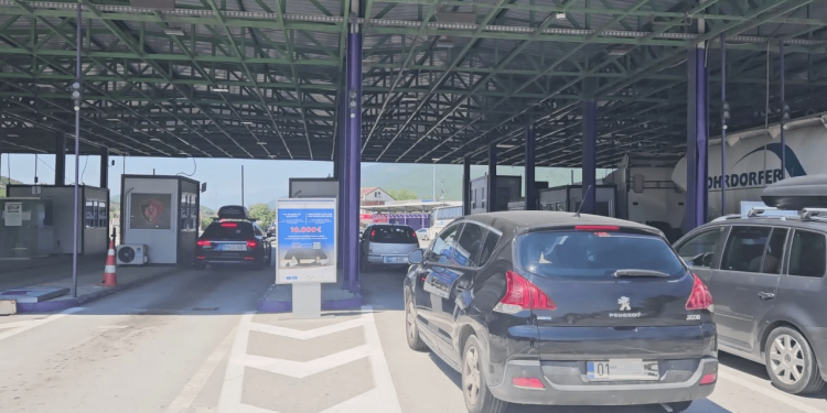 Mbi 12 mijë turistë u futën në Shqipëri në 12 orët e fundit