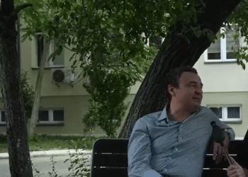 “Janë të vlefshme ato kotjet e shkurtëra në veturë”, Kurti tregon se si po fle në xhipat e zinj