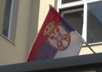 Largohet flamuri serb nga qendra e votimit në Gorazhdec të Pejës