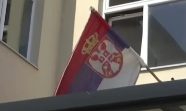 Largohet flamuri serb nga qendra e votimit në Gorazhdec të Pejës
