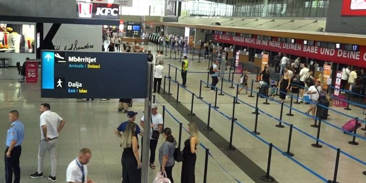 Rrahje mes disa personave në Aeroportin “Adem Jashari”, pesë të dyshuar ndalohen për 48 orë