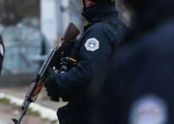 Zbarkimi i policisë në rrugën “Bajram Bahtiri”, Policia: Po asistojmë për votim me kusht për disa persona në arrest shtëpiak
