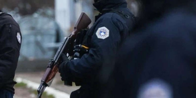 Zbarkimi i policisë në rrugën “Bajram Bahtiri”, Policia: Po asistojmë për votim me kusht për disa persona në arrest shtëpiak