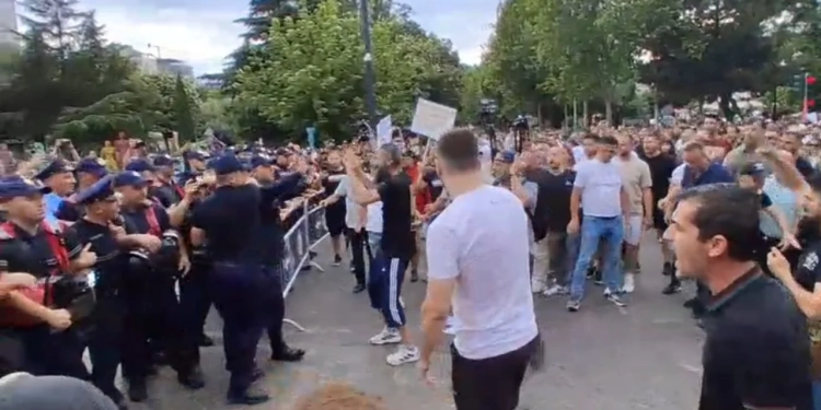 Zvërneci – përplasje mes qytetarëve dhe policisë në protestë, çahet kordoni