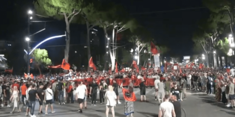 Me thirrjen “Bashkohuni me ne”, protestuesit nisin marshimin në rrugët e Tiranës