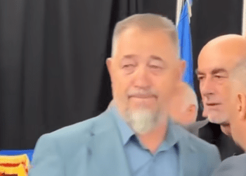 Sami Lushtaku shpërthen në lot në homazhet për Komandantin Sahit Jashari