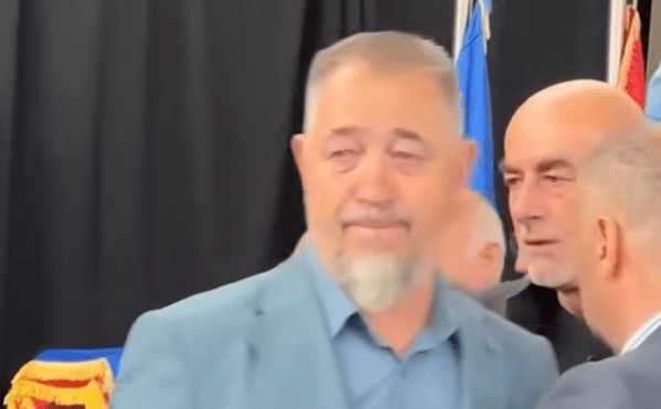 Sami Lushtaku shpërthen në lot në homazhet për Komandantin Sahit Jashari