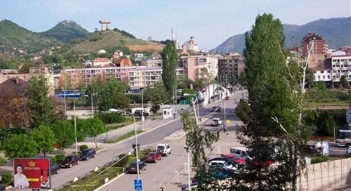 Mbretëria e Bashkuar ndryshon udhëzimin për shtetasit e saj për udhëtimet në Veri të Kosovës