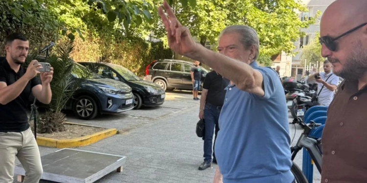 Berisha paraqitet në SPAK, zbaton masën ‘detyrim paraqitje’, pritet nga mbështetësit