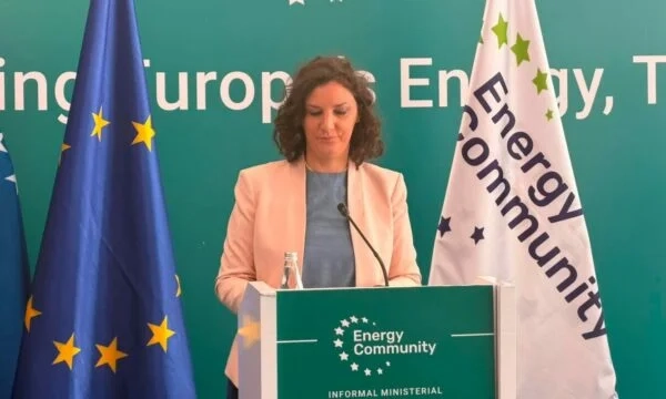 Rizvanolli akuza Serbisë në takimin e Komunitetit të Energjisë: Po i shkel obligimet, Kosova nuk do të qëndrojë duarkryq
