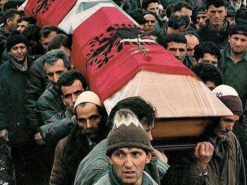 Këta janë të dyshuarit për masakrën e 23 civilëve shqiptarë në Kalludër të Zubin Potokut – zbulohet lokacioni i varrezës masive