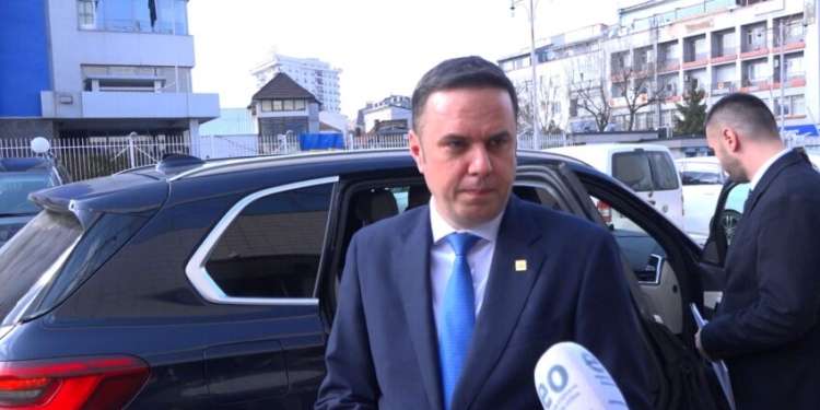 Lumir Abdixhiku arrin në Kuvendin e LDK-së, paralajmëron deklaratë pas përfundimit