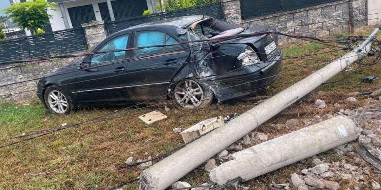 Një veturë del nga rruga dhe përplaset në shtyllë elektrike në Gurrakoc të Istogut