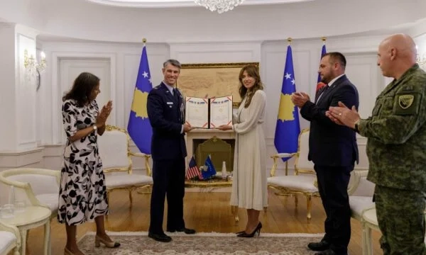 Haxhiu i ndan Medalje Presidenciale Atasheut amerikan të Mbrojtjes, ambasada e SHBA’së falënderon Kosovën