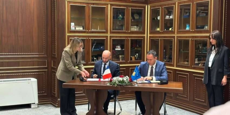 Kosova dhe Franca nënshkruajnë pesë marrëveshje për thellimin e bashkëpunimit