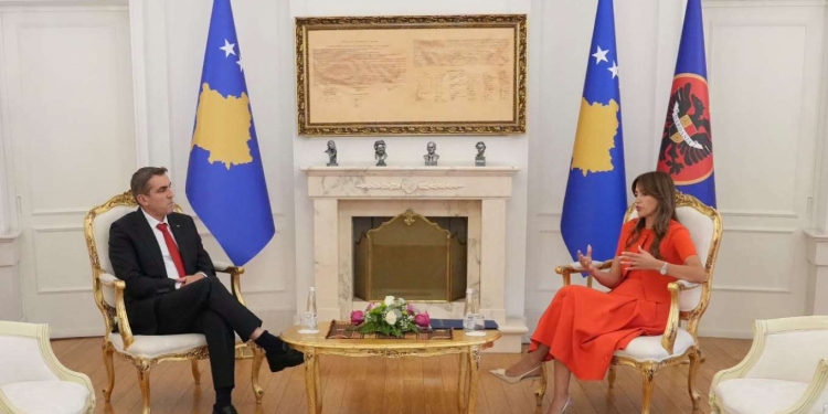 E dekretoi Zejnulla Gashin për kryeprokuror, vjen reagimi i Albulena Haxhiut