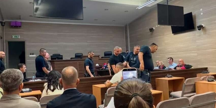 Nën masa të rrepta sigurie, nisin gjykimin tre të akuzuarit për sulmin në kanalin e Ibër-Lepencit