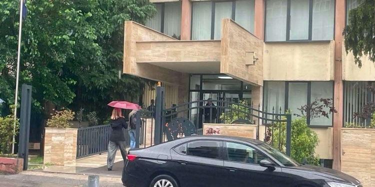 Blerta Deliu-Kodra dorëzon kallëzim në Prokurorinë Speciale për profilin “Lule Gjeli”