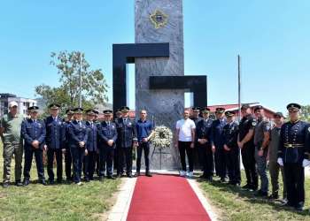Kosova nderon policët e rënë në detyrë, zbulohen shtatorja e Enver Zymerit dhe bëhen homazhe për Afrim Bunjakun