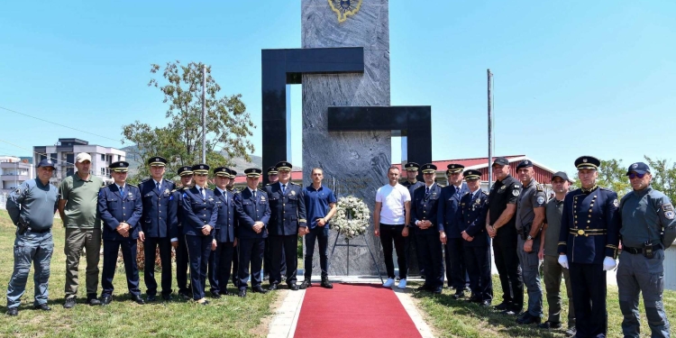Kosova nderon policët e rënë në detyrë, zbulohen shtatorja e Enver Zymerit dhe bëhen homazhe për Afrim Bunjakun