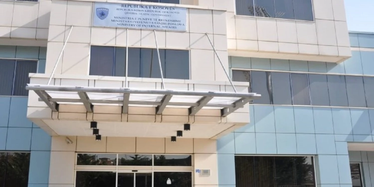 Arrestohen zyrtarë të MPB-së, dyshohen për keqpërdorim të procedurave për lejeqëndrime të të huajve