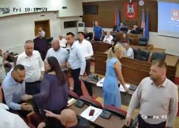 Përplasje e ashpër në Kuvendin e Pejës, ndërpritet transmetimi dhe seanca