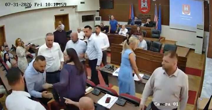 Përplasje e ashpër në Kuvendin e Pejës, ndërpritet transmetimi dhe seanca