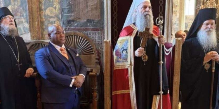 Këshilltari i Trumpit për çështje fetare viziton Manastirin e Deçanit, bën thirrje për paqe dhe pajtim