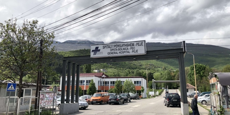 Një person sulmohet me mjet të fortë në Pejë, përfundon në spital
