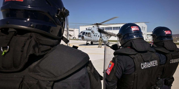 Ushtarët e KFOR-it stërviten me helikopterë në Prishtinë