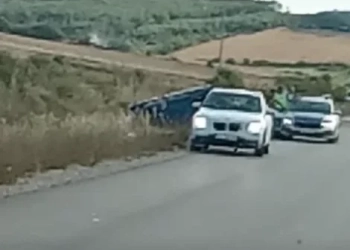 Aksident në rrugën Polac – Vushtrri, një veturë rrokulliset në rrugë
