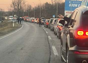 Kolona në kufi, Dheu i Bardhë me pritje deri në një orë për hyrje në Kosovë