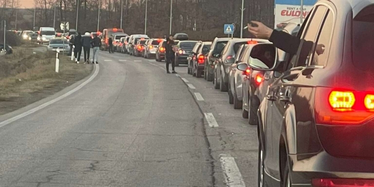 Kolona në kufi, Dheu i Bardhë me pritje deri në një orë për hyrje në Kosovë