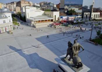 Therje me thikë në sheshin “Skënderbeu”– ky është 20-vjeçari që po lufton për jetën