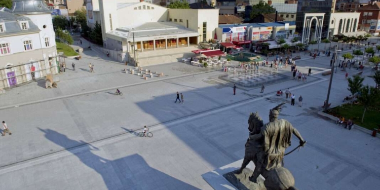 Therje me thikë në sheshin “Skënderbeu”– ky është 20-vjeçari që po lufton për jetën