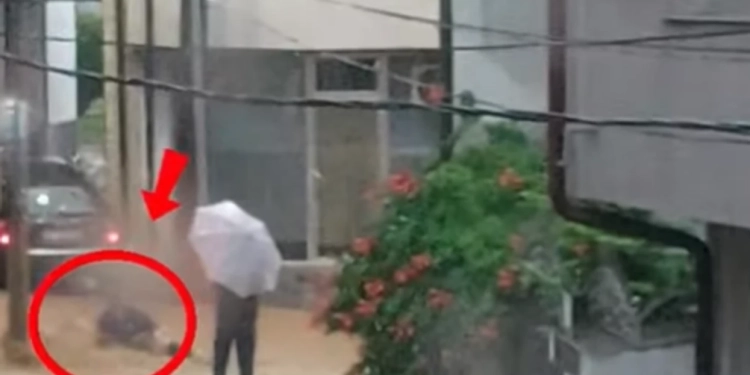 Pamje shqetësuese nga Rahoveci: Uji i rrëmbyeshëm “merr me vete” një grua gjatë përmbytjeve
