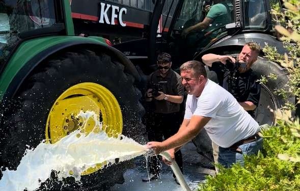 Revoltohen fermerët, derdhin qumështin pranë objektit të Ministrisë së Bujqësisë