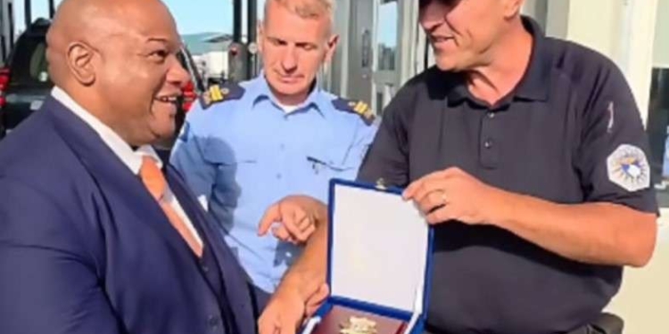 Policët kosovarë i çojnë të fala Trumpit, i japin dhurata pastorit amerikan