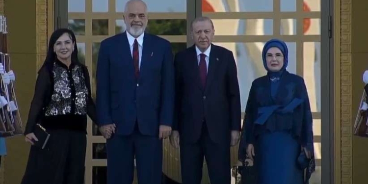 Rama në Ankara, pritet nga Erdogan dhe merr pjesë në darkën zyrtare të samitit të NATO-s