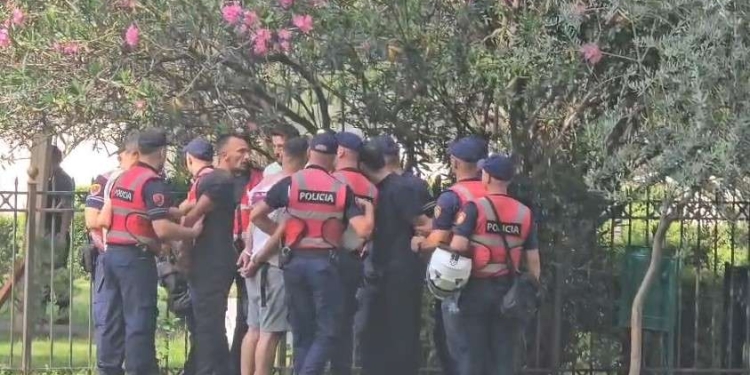 Tensione para Parlamentit, qëllohet drejt deputetëve, shoqërohen 5 persona