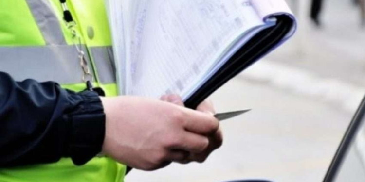 Voziti mbi 160 kilometra në orë, policia e gjobit shoferin me 500 euro dhe ia ndalon vozitjen për gjysmë viti