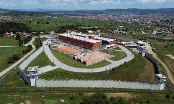 Marrëveshja me Danimarkën, nis mbyllja e burgut në Gjilan, OAK njofton avokatët: Të paraburgosurit po transferohen