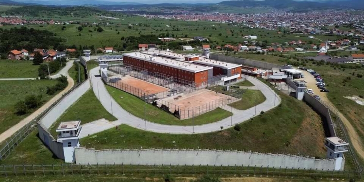 Grupi i parë i të burgosurve nga Danimarka pritet të mbërrijë në Kosovë në prill 2027