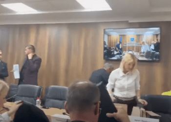 VIDEO/ Anëtarët e KGJK-së lëshojnë mbledhjen pas debatit për gjyqtarët serbë
