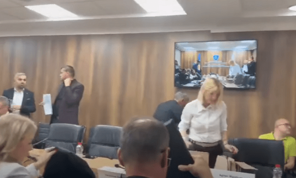 VIDEO/ Anëtarët e KGJK-së lëshojnë mbledhjen pas debatit për gjyqtarët serbë