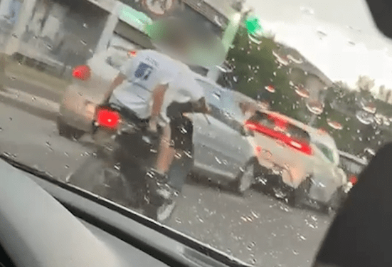 VIDEO/Shqetësuese: Fëmijët dalin rrugëve të Fushë Kosovës me motoçikletë