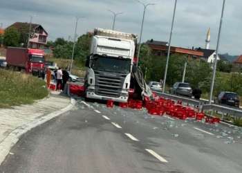 Aksidentohet një kamion në Penuhë të Podujevës, ngarkesa bllokon rrugën