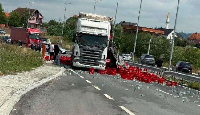 Aksidentohet një kamion në Penuhë të Podujevës, ngarkesa bllokon rrugën