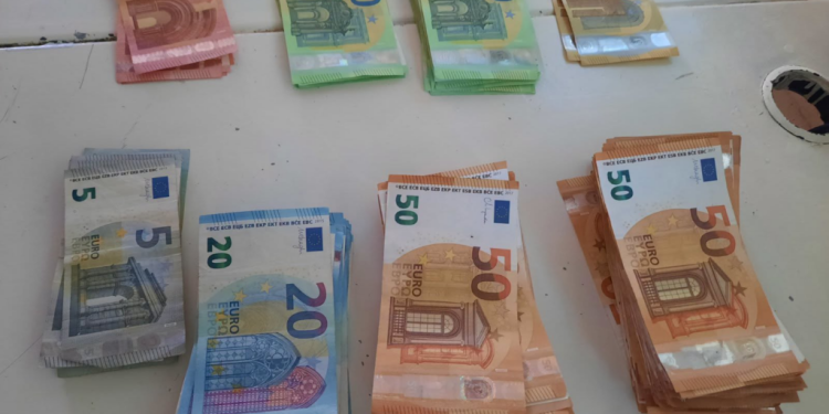 Kapet me 13 mijë euro të padeklaruara në kufi, Dogana ndalon paratë në Bërnjak