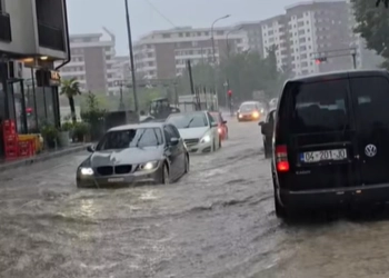 Reshjet e dendura shkaktojnë vërshime në Prizren, ura pranë Parkut të Qytetit mbulohet nga uji